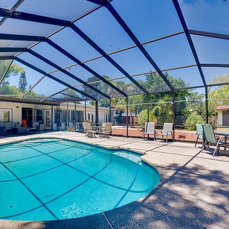 Family Stay With Pool Dock & Lanai In Tampa Exterior photo