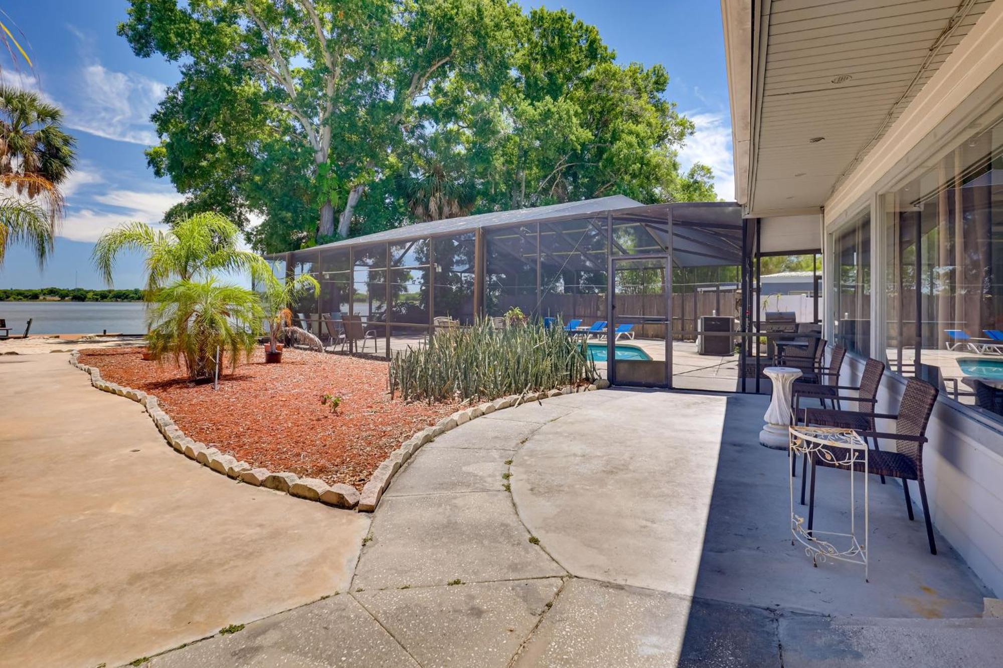 Family Stay With Pool Dock & Lanai In Tampa Exterior photo