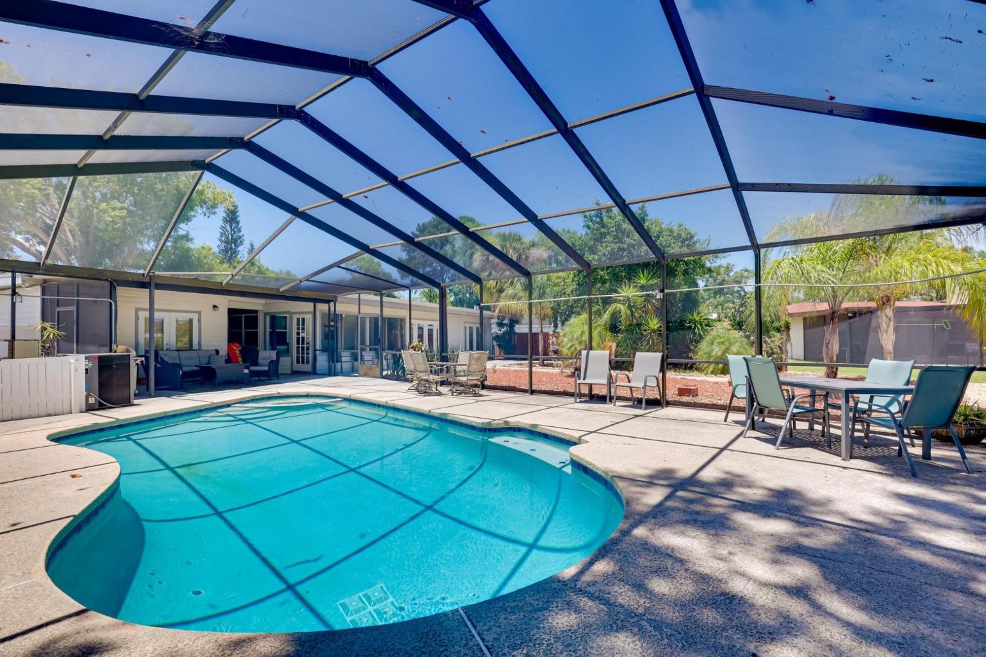 Family Stay With Pool Dock & Lanai In Tampa Exterior photo