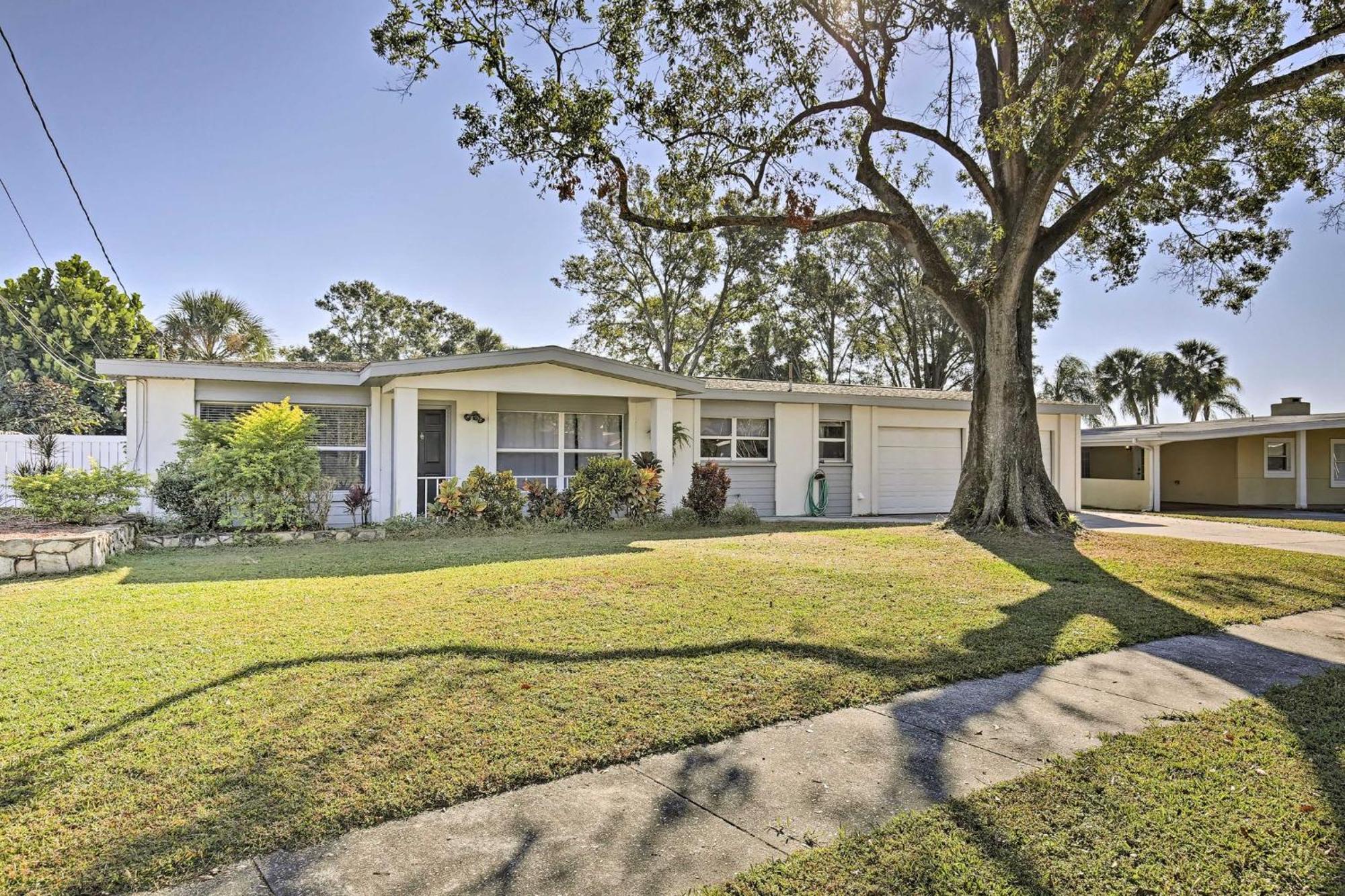 Family Stay With Pool Dock & Lanai In Tampa Exterior photo